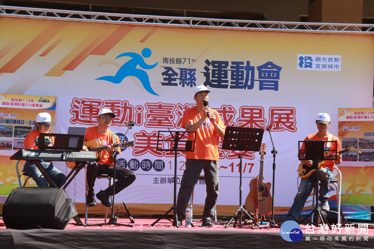 南投NTT教師樂團連串好聽的民歌等帶動歡樂氛圍。(記者扶小萍攝)
