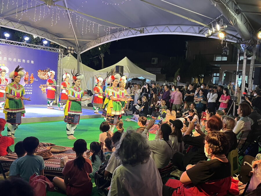 圖/新北市政府原民局4日晚間在新北市瑞芳火車站的前廣場,舉辦原住民族表演藝術偏鄉展演暨農特產拓售的市集活動-「一起漂亮.做伙Manauaz」。(圖/新北市原民局提供)
