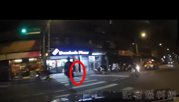 板橋街頭驚見男子像巡場「持刀過馬路」 民眾心性恐懼:抓到了嗎 67 1699061565716 | 社會 社會 記者爆料網