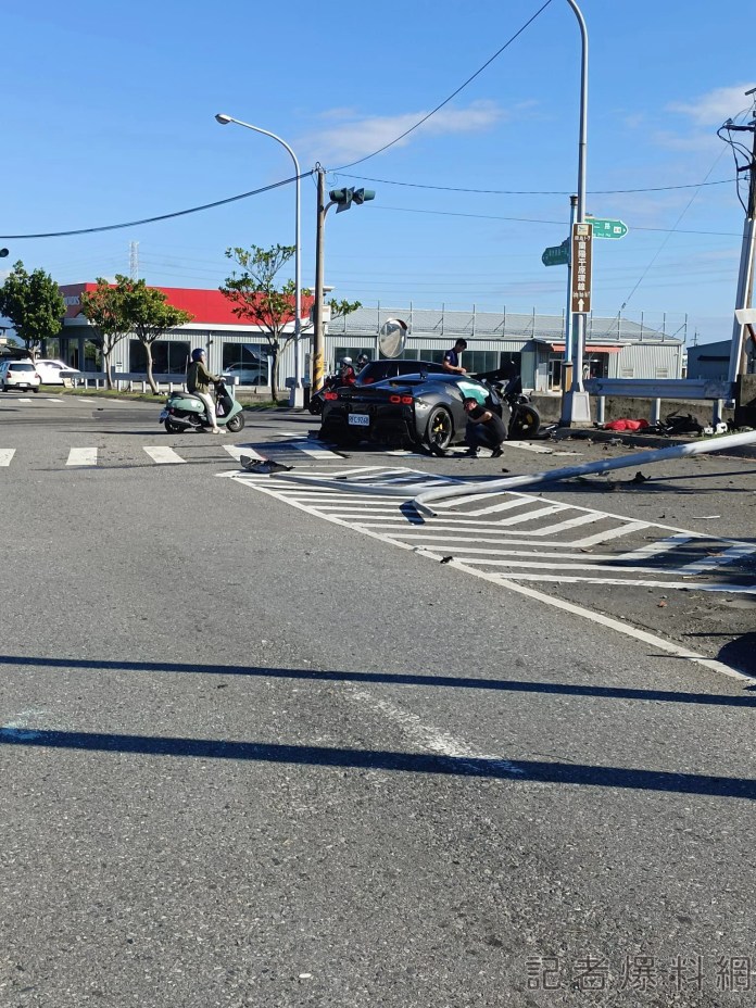 宜蘭環市東路1法拉利自撞車頭稀巴爛 乘客受傷送醫 65 | 社會 社會 記者爆料網