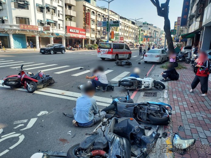 影/高雄67歲婦駕車闖燈路口衝撞停等紅燈機車釀6傷 另1男遭夾擊亡 69 1 11 | 社會 社會 記者爆料網