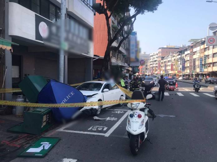 影/高雄67歲婦駕車闖燈路口衝撞停等紅燈機車釀6傷 另1男遭夾擊亡 67 4 0 | 社會 社會 記者爆料網