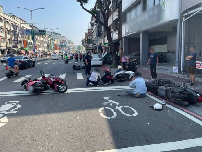影/高雄67歲婦駕車闖燈路口衝撞停等紅燈機車釀6傷 另1男遭夾擊亡 68 2 9 | 社會 社會 記者爆料網