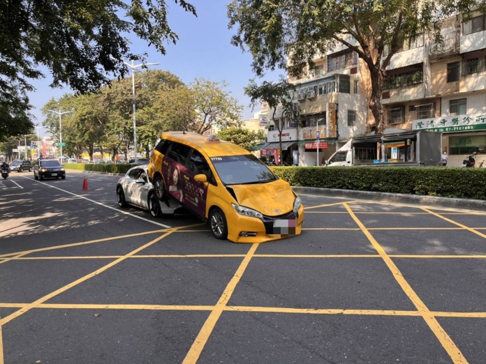 影/小黃遭保時捷鏟起 又推撞前車路虎 運將心裡好怕 62 IMG 7585 | 社會 社會 記者爆料網