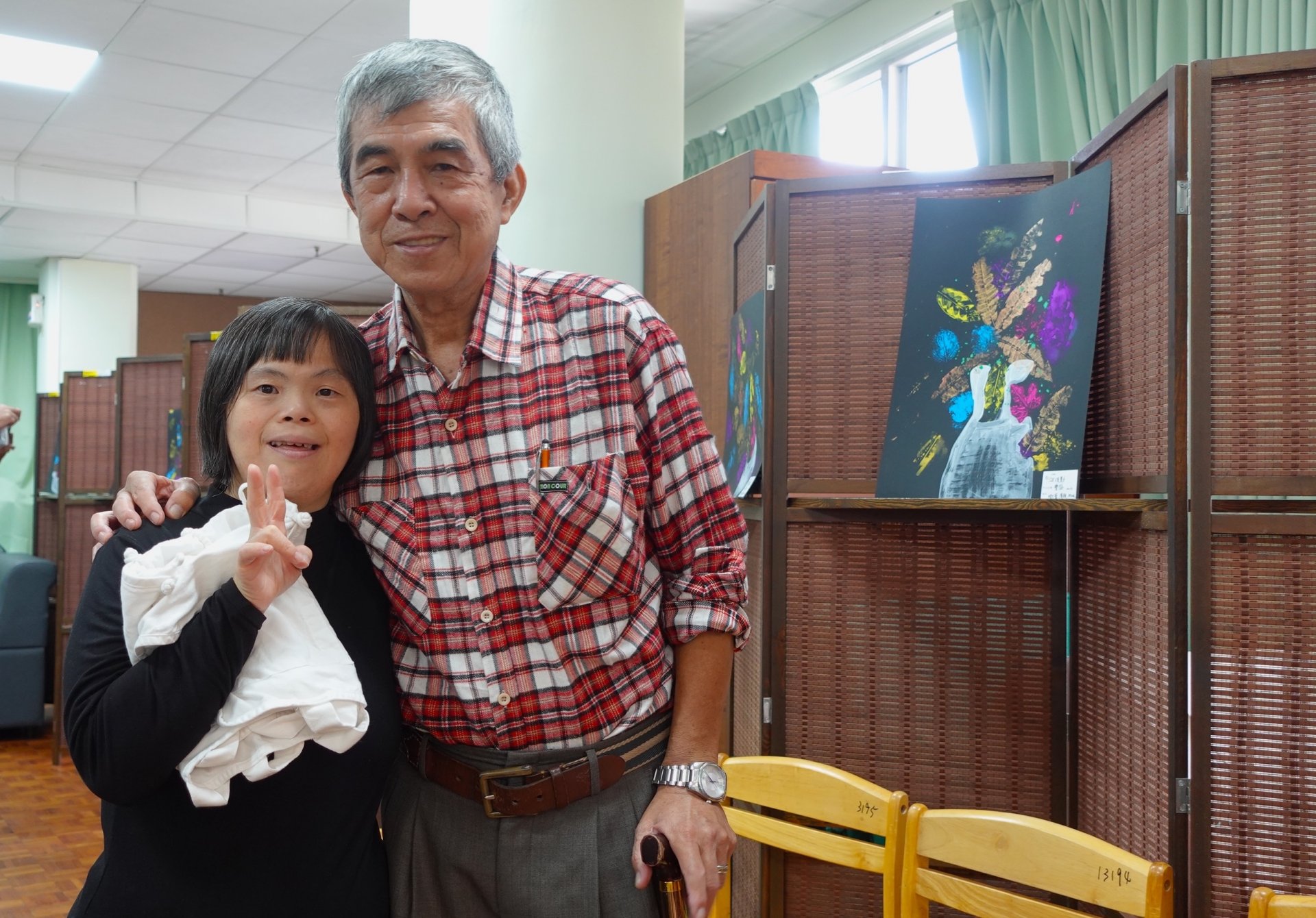 住民薰儀的爸爸特別前來宜蘭教養院參與活動，為她加油打氣。