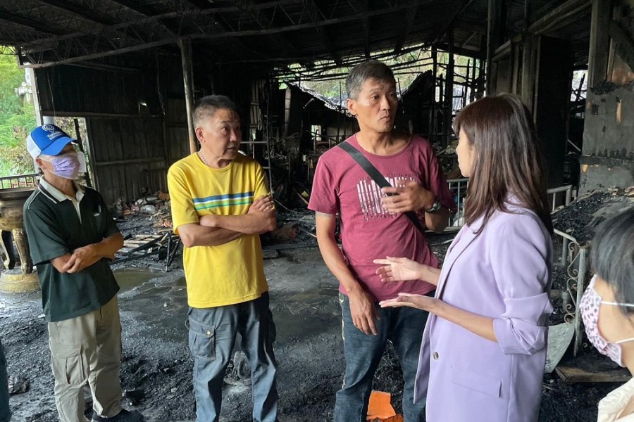 鐵皮屋宮廟失火父子一死一傷 許淑華:已緊急協助後續安置及補助 244 鐵皮屋宮廟失火父子一死一傷 許淑華:已緊急協助後續安置及補助 243