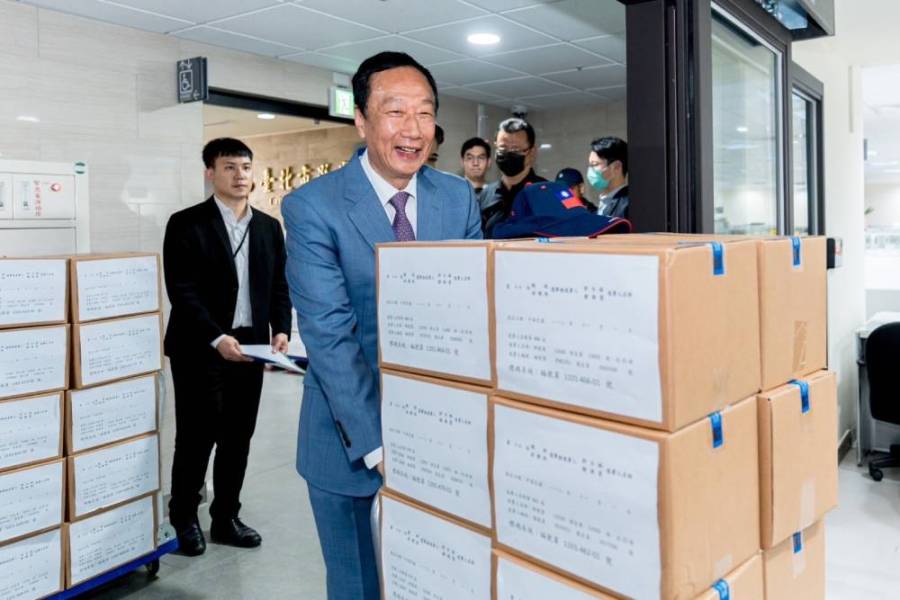 主流民意力挺連署破百萬 郭台銘吐心底話:攜手百萬民意重造國家 240 郭台銘送連署書到中選會的資料照