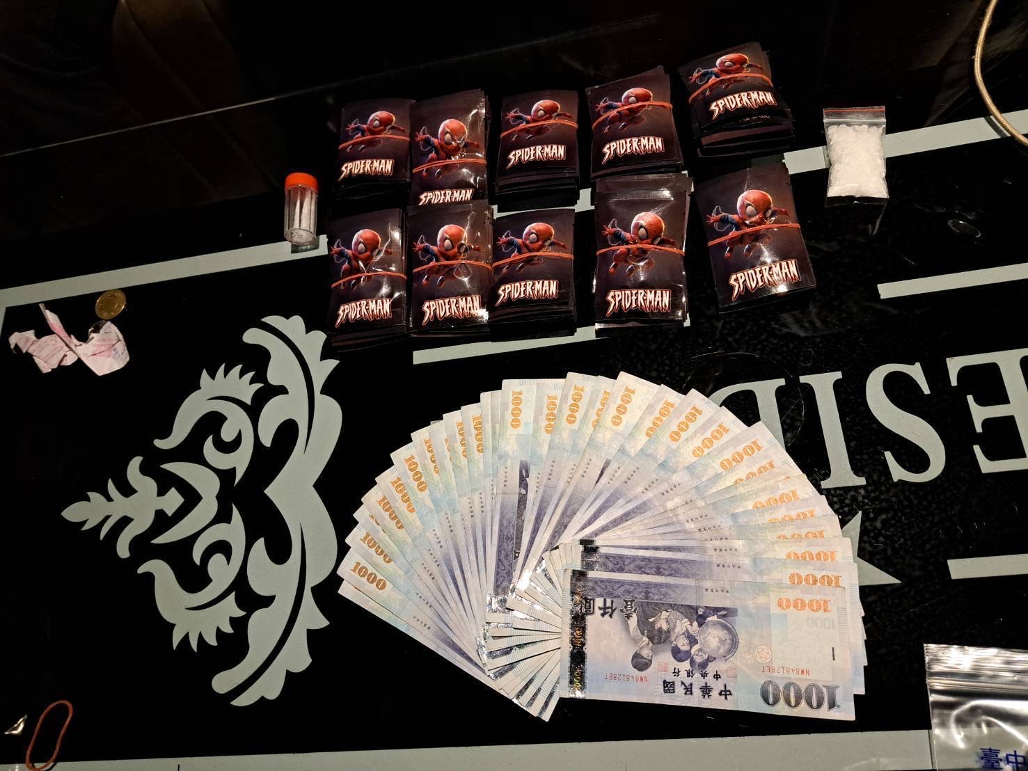 兩名藥頭進行交易，當場查扣上百包蜘蛛人圖樣的毒品咖啡包、愷他命、安非他命毒品數包及贓款新臺幣三萬餘元。（圖/記者江雁武翻攝）