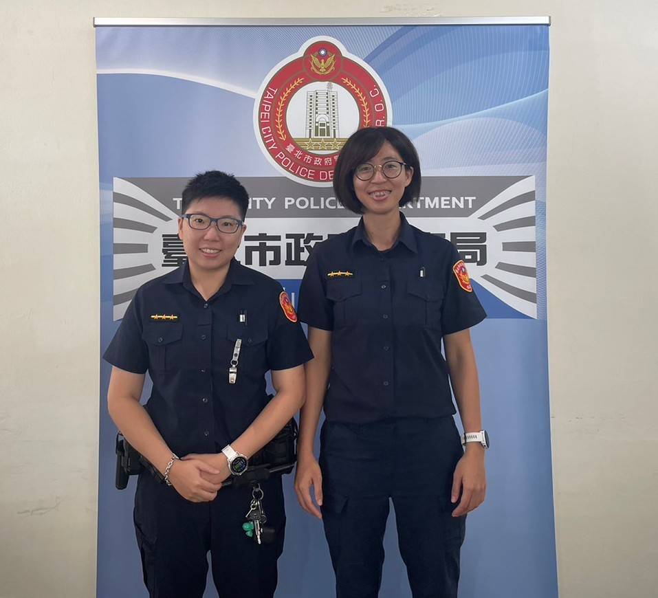 復興派出所警員方心（圖左） 、劉欣怡（圖右）到場發現鄭姓駕駛人酒氣熏天，現場酒測值高達0.18mg/L，依法送辦。（記者張艷君翻攝）
