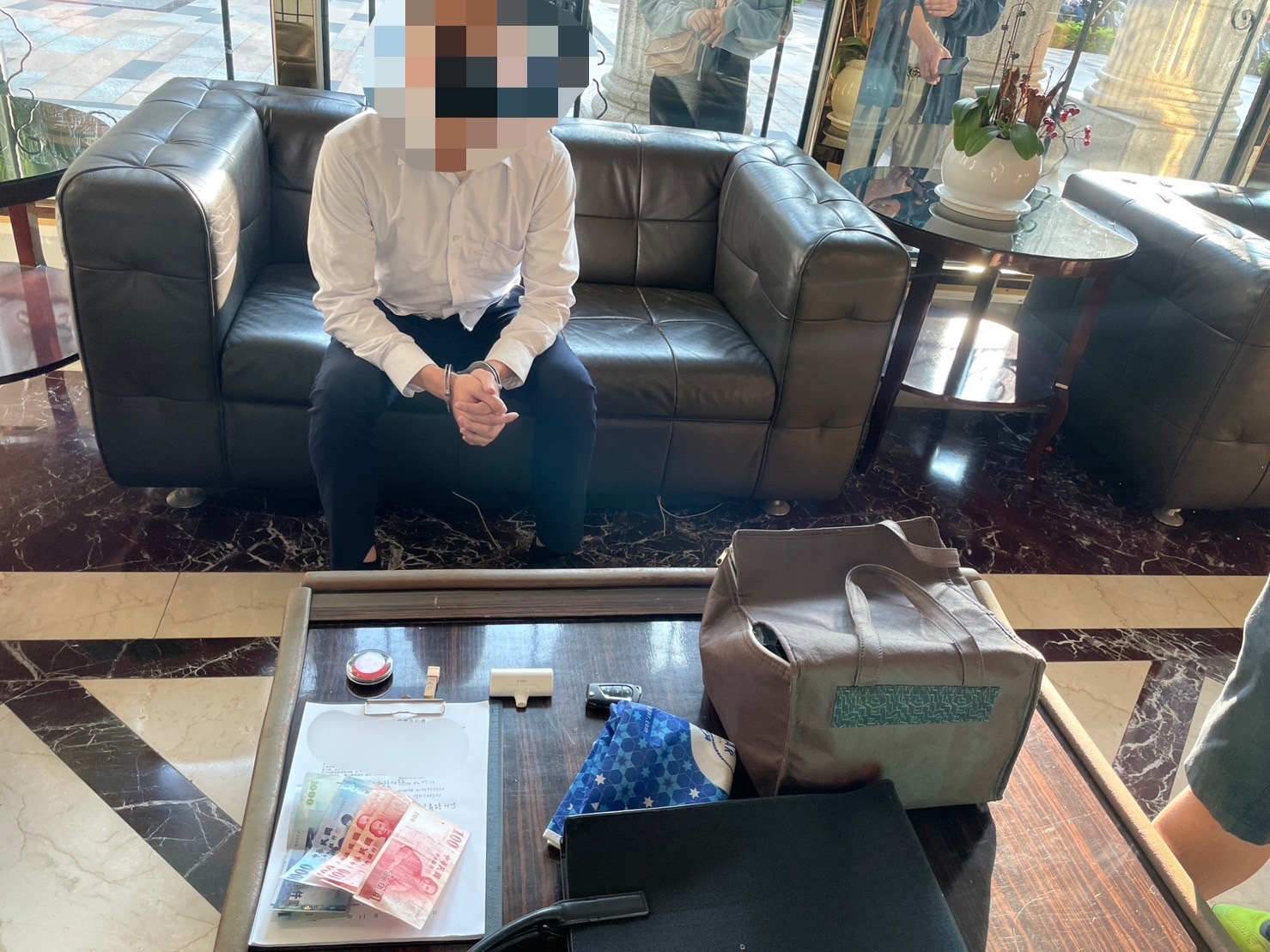 林口警方派出便衣警員潛伏在附近，等待葉姓嫌疑人（男性，84年出生）前來取款時，成功逮捕。（記者黃荷琇 翻攝）