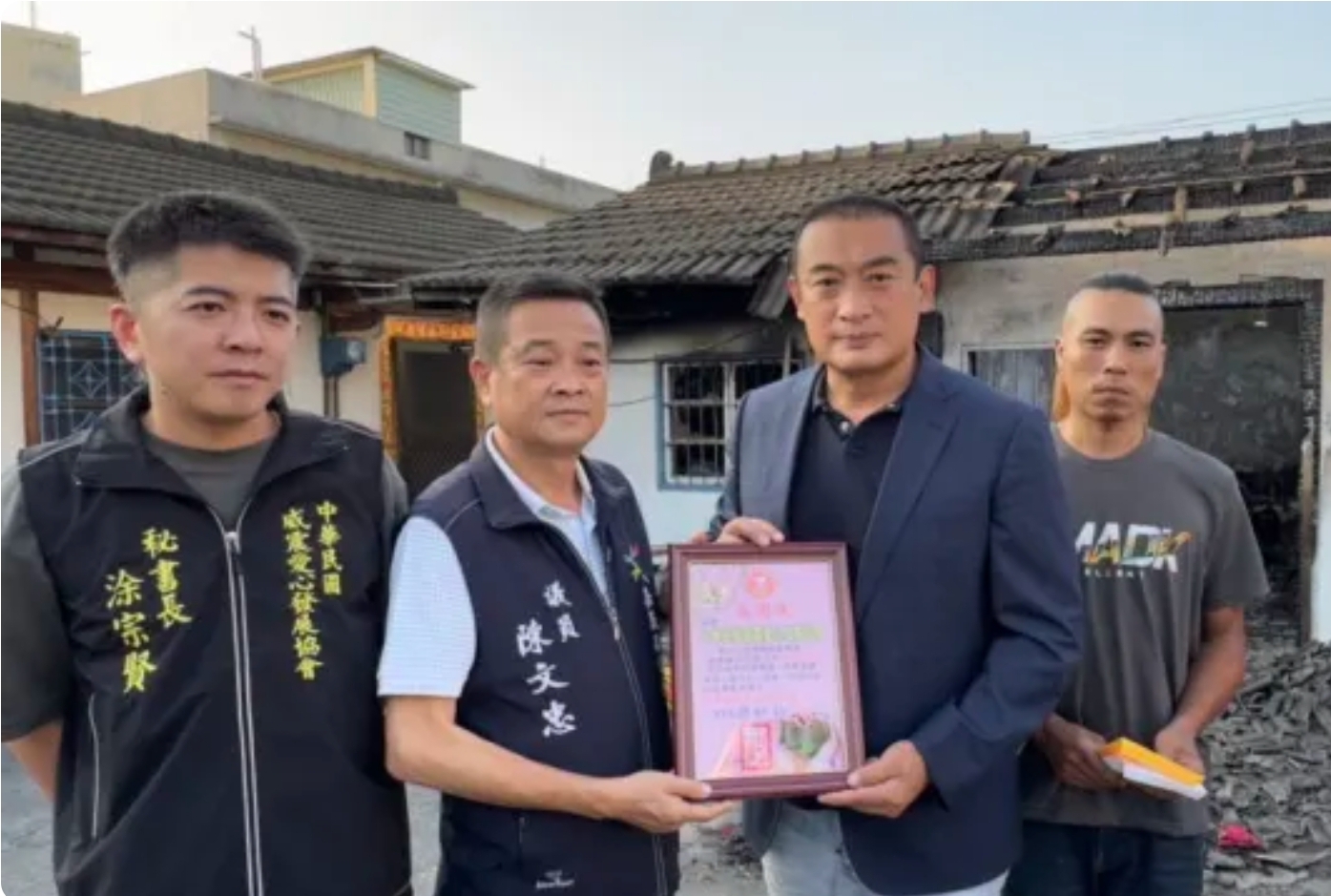 嘉義縣議員陳文忠(左2)代表協會回贈感謝狀給中華民國威震愛心發展協會理事長吳明達(右2)表達謝意。(記者 趙靜姸翻攝)
