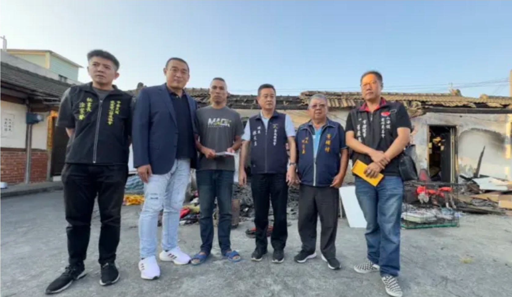 嘉義縣議員陳文忠(右3)陪同中華民國威震愛心發展協會理事長吳明達(左2)致贈30萬元予受災戶家長(左3)。(記者 趙靜姸翻攝)
