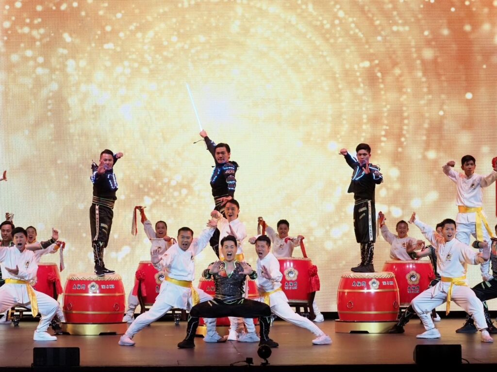 ▲這場演出濃縮六千多年太極門文化精粹,以氣勢磅礡的鼓陣、旗陣揭開序幕。(記者李欣翻攝)