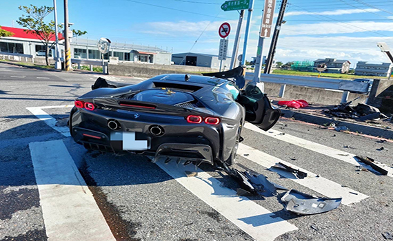 (有影片) /兩千多萬法拉利飛車衝出分隔島自撞電桿 驚險畫面曝光