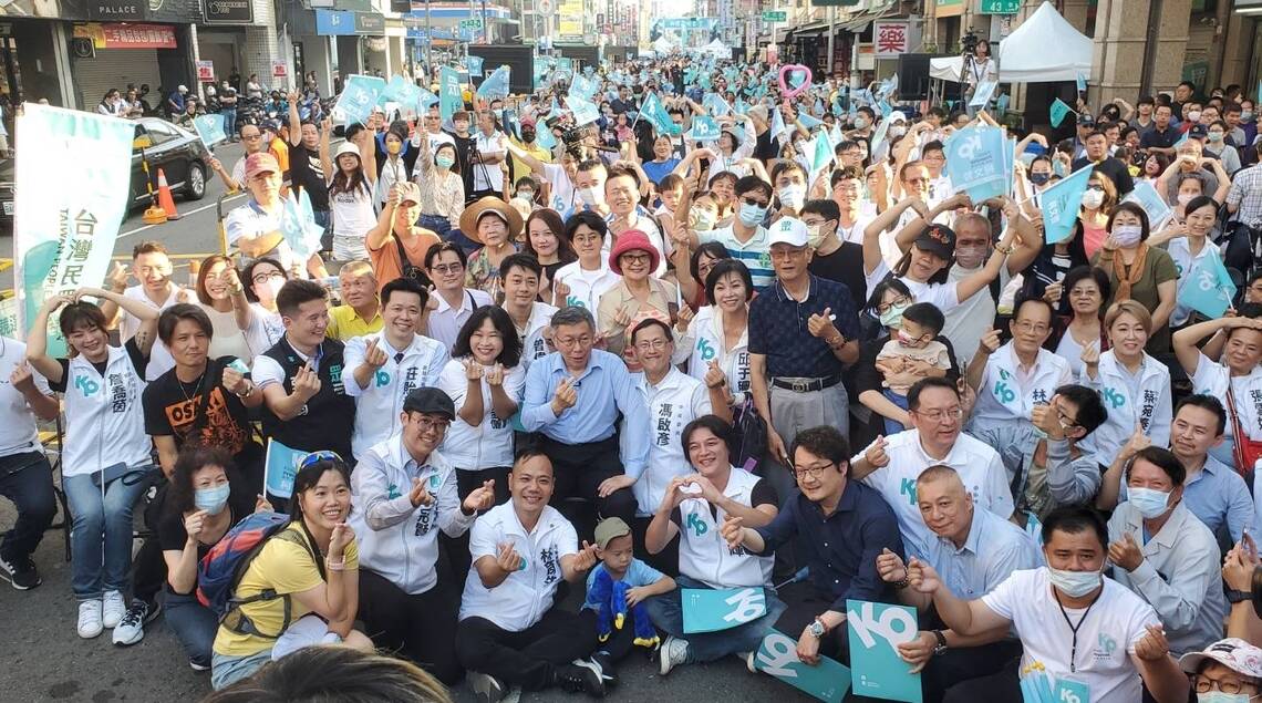 漾新聞|柯文哲高雄總部成立舞台突下陷 插曲還有人抗議但也有人加油喊凍蒜