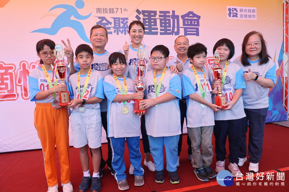 許縣長王副縣長為優勝選手頒獎。(縣府提供)