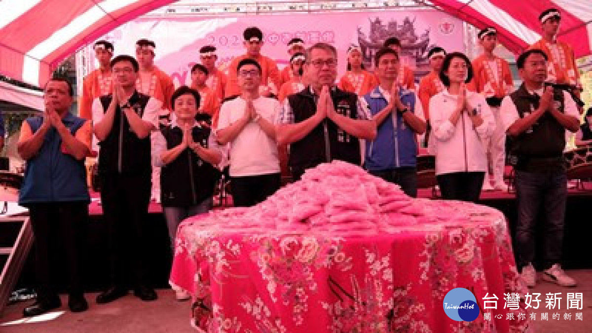 與會來賓帶領民眾一同向三山國王參拜致意