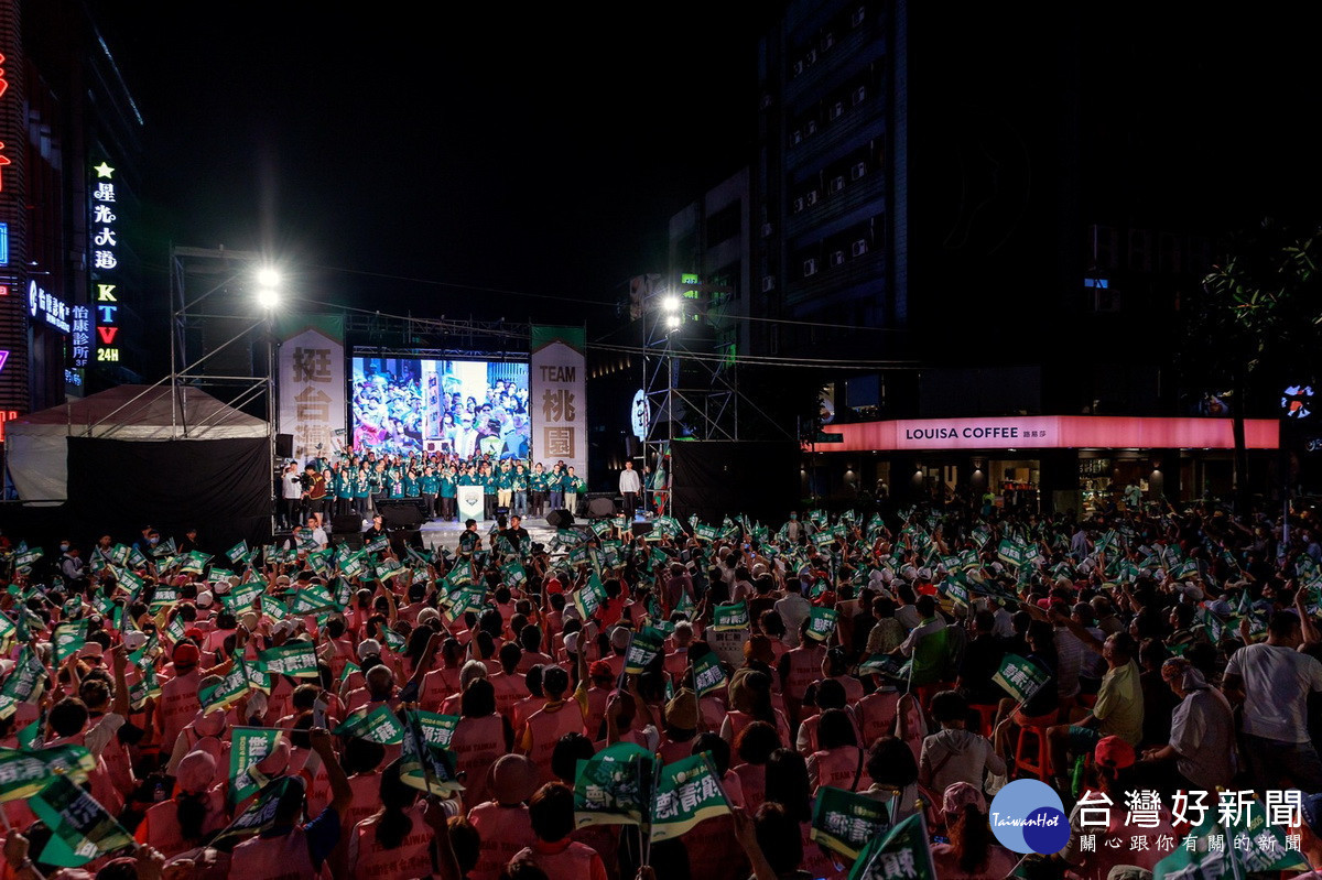 民進黨總統參選人賴清德南桃園競選總部成立大會,現場湧入2萬名支持者,場面熱烈。