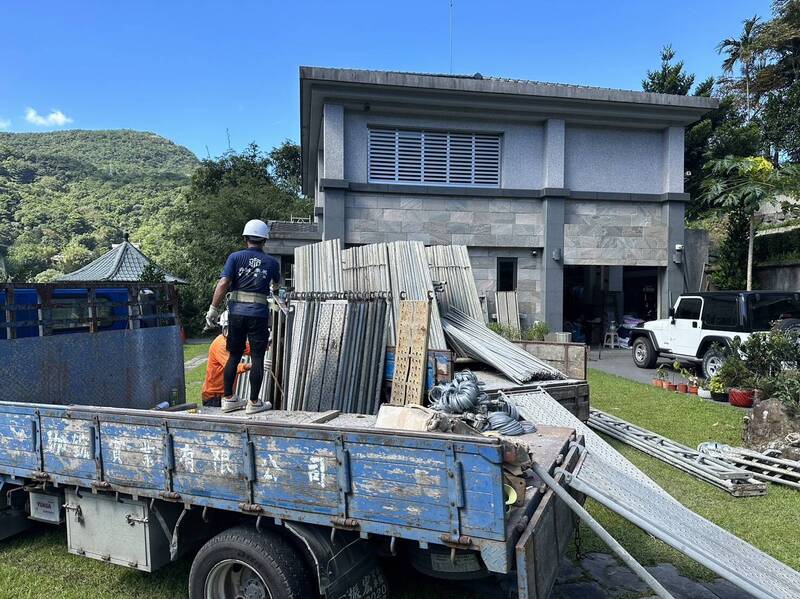 新北市立委第12選區國民黨參選人廖先翔今說,今天就會搭設拆除工程所需圍籬,後續會把整棟建築物拆除,符合法令規範。廖先翔提供