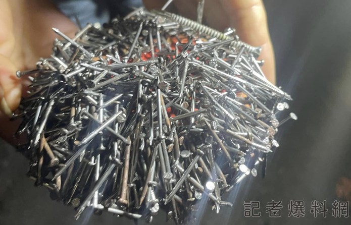 滿地盡是鐵釘 中市海線出現撒釘客 警查緝中 72 4 1 | 社會 社會 記者爆料網