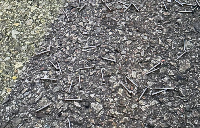 滿地盡是鐵釘 中市海線出現撒釘客 警查緝中 71 2 10 | 社會 社會 記者爆料網