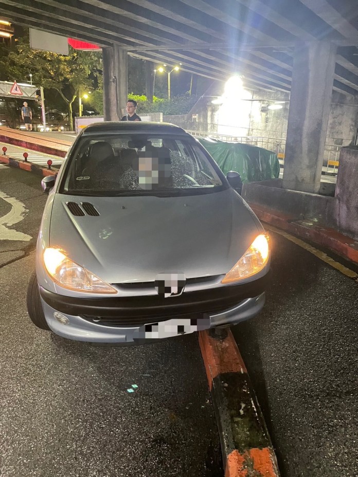台北直直撞!8旬老翁獨乾半瓶威士忌自撞分隔島還罵員警「我X你X」 70 311 3 | 社會 社會 記者爆料網