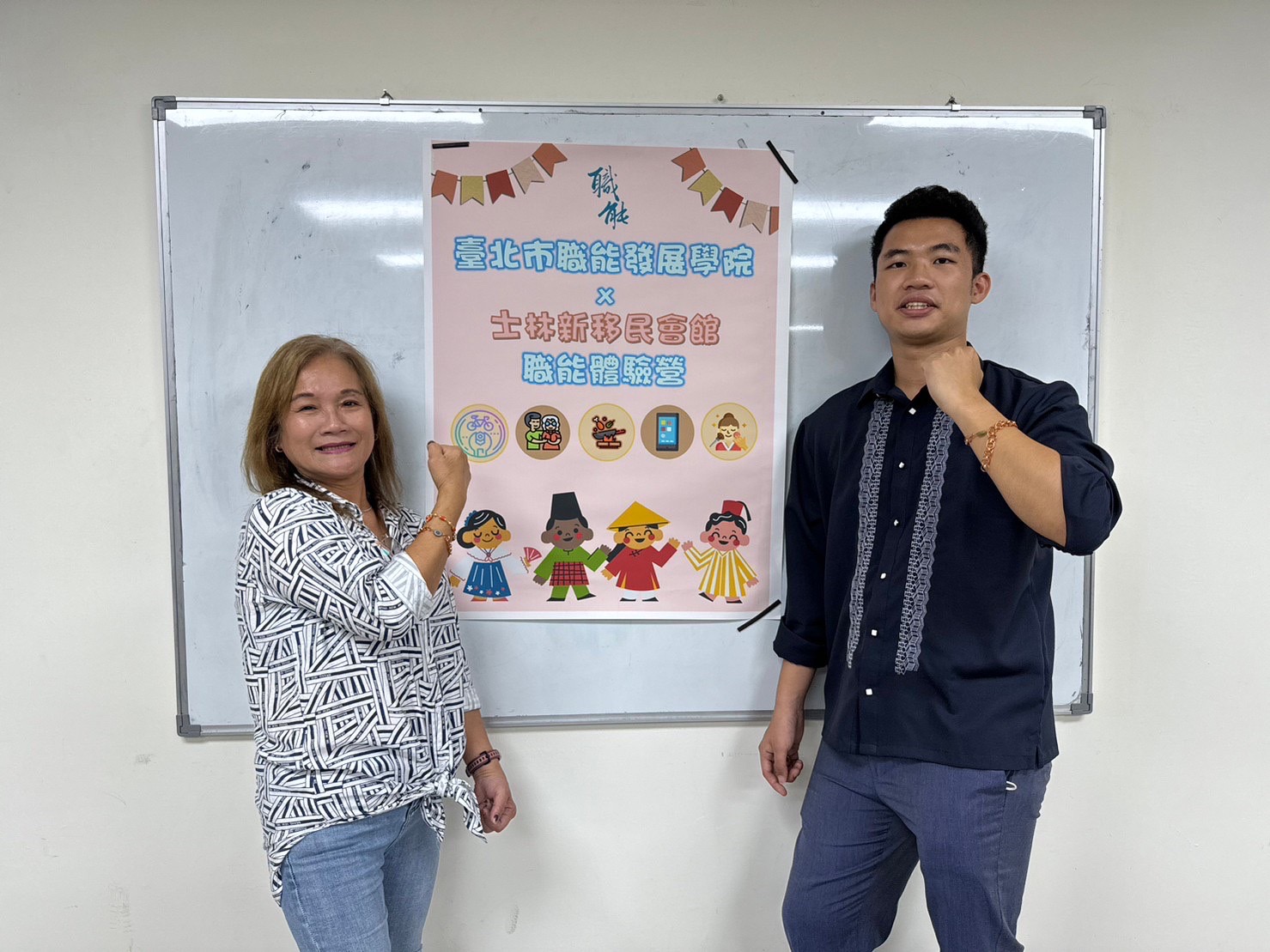 蘇榮世(右)與媽媽(左)一同報名參加金屬工藝體驗課程,留下共同美好回憶。