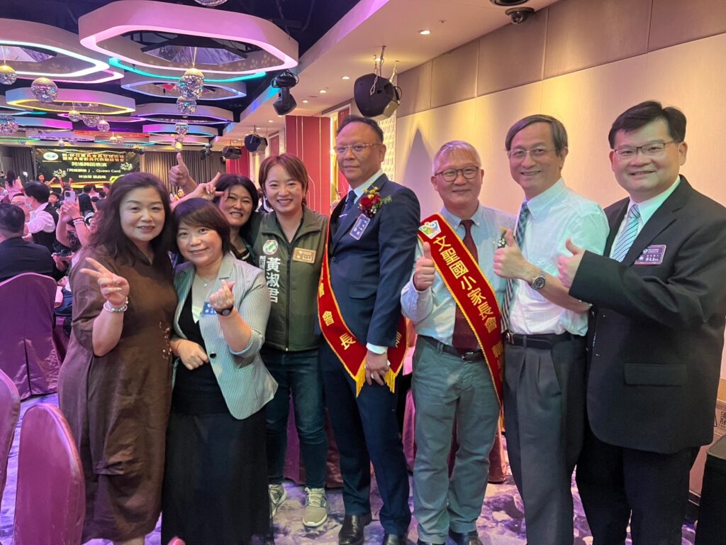 黃淑君議員到場祝賀李啟銘榮任文聖國小家長會長。