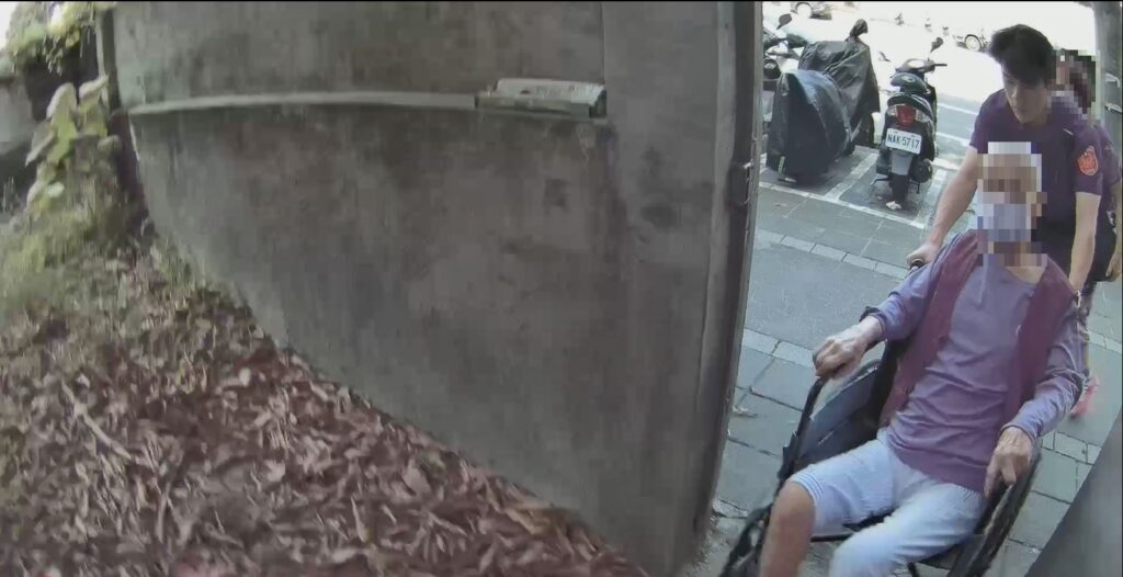 老翁因行動不便無法自行上樓，便請求警方協助，員警見狀自告奮勇將老翁揹上三樓