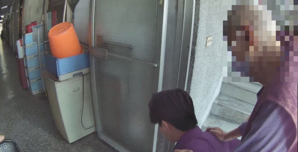 員警見狀自告奮勇將老翁揹上三樓