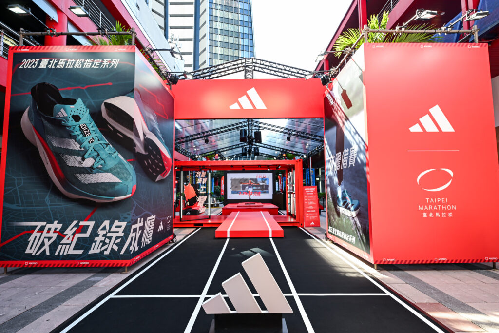 《adidas ADIZERO RUNBASE飆速跑者基地》即日起正式降落於信義威秀徒步區!