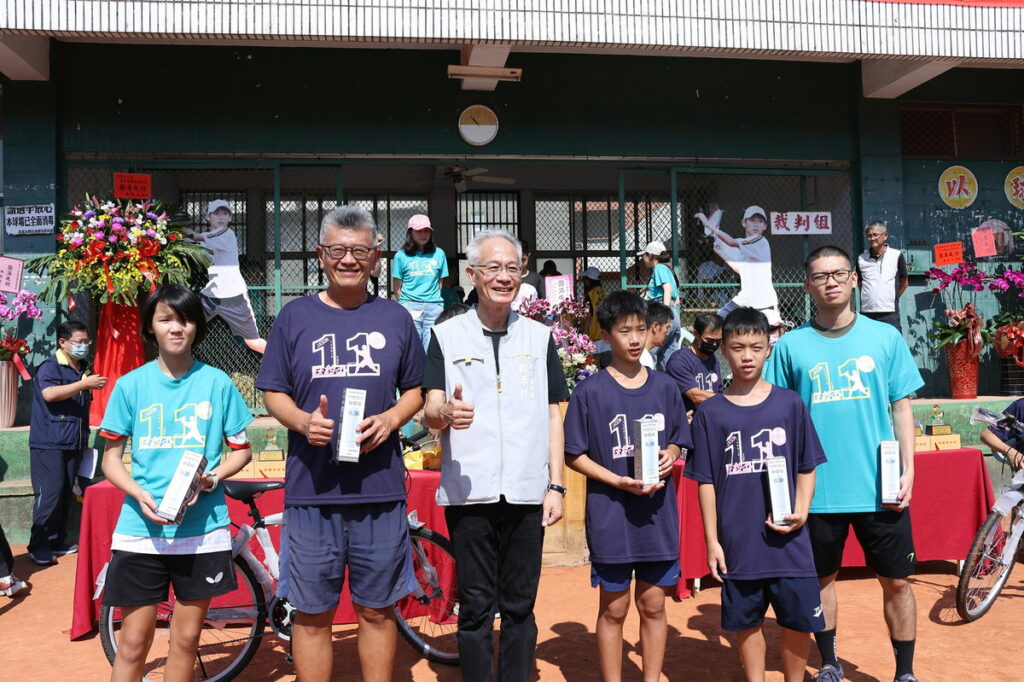 教育處長頒贈抽獎品