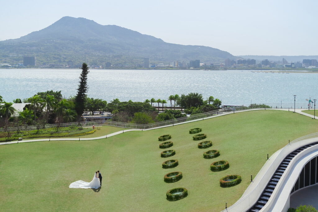 在有新娘捧花意象的「貝殼廳」外木棧平台,以千坪草坡及純白建築為背景,象徵著堅定不渝和永遠的誓言。