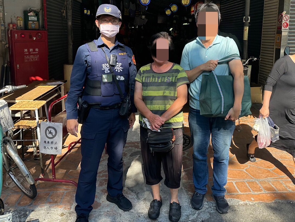 ▲圖說:員警主動協助王男護鈔抵達市場,讓民眾直呼「臺中警察超棒」 (圖/台中市政府提供)