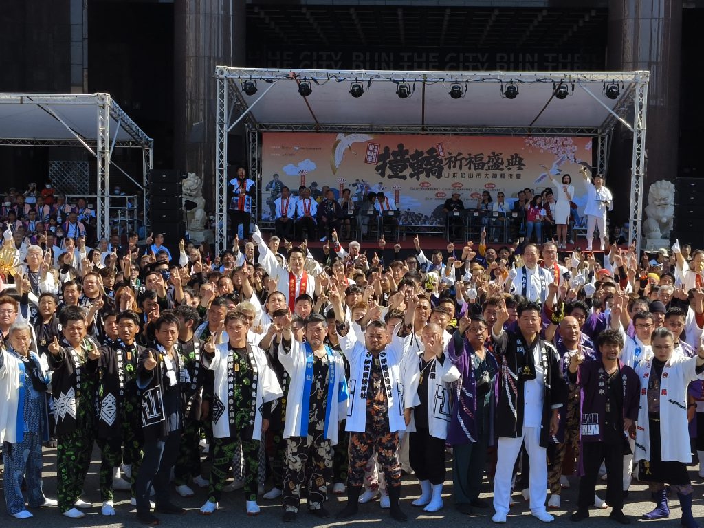 日本松山寺睽違四年特別來臺舉辦撞轎祈福活動,今日(5)上午10:30在台北市政府前廣場盛大舉行,日本獨具異國民俗色彩濃厚,令圍觀民眾大開眼界。(攝影/蔡昀臻拍攝)