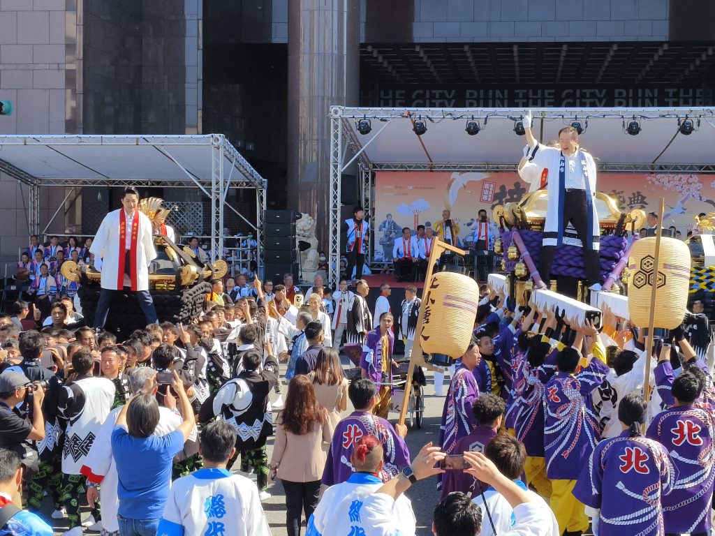 今早在台北市政府前廣場撞轎祈福活動相互呼喊口號的精神充沛元氣。(攝影/蔡昀臻拍攝)