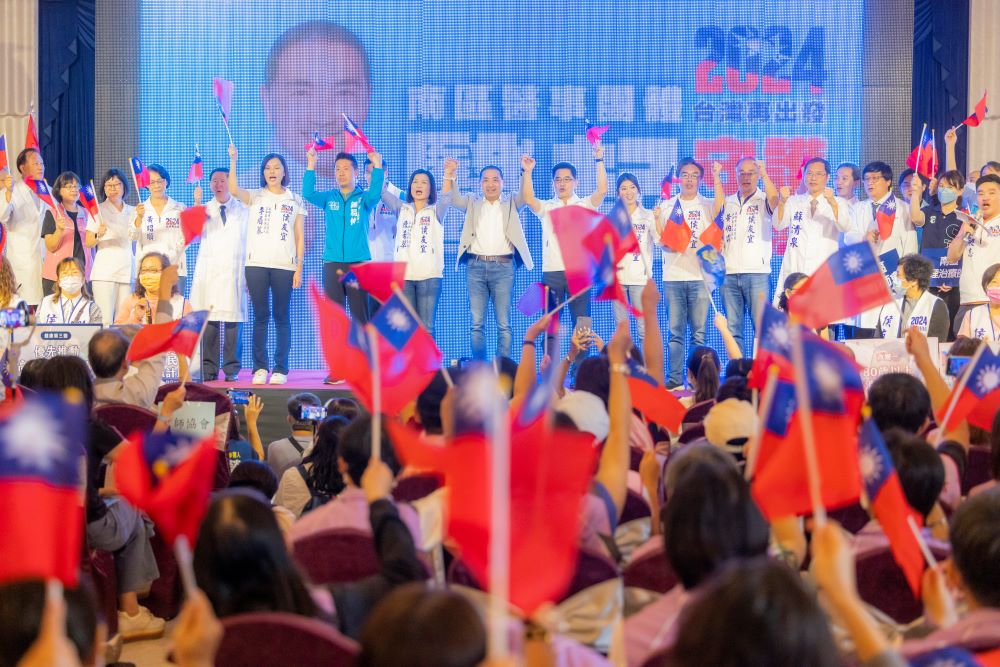 《圖說》國民黨總統參選人侯友宜的南區醫事團體侯援會今日成立,近千名來自雲林、嘉義、台南、高雄、屏東醫事團體的成員到場力挺。〈侯競選總部提供〉