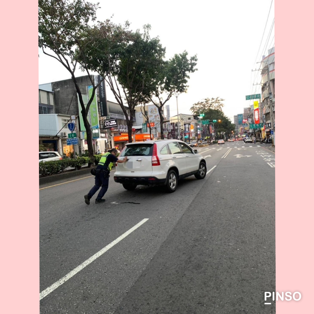三寶爸警員胡智鈞平時抱小孩，間接鍛鍊強健體魄，只花短短20秒時間便將車輛推至安全區域。（圖/記者江雁武翻攝）