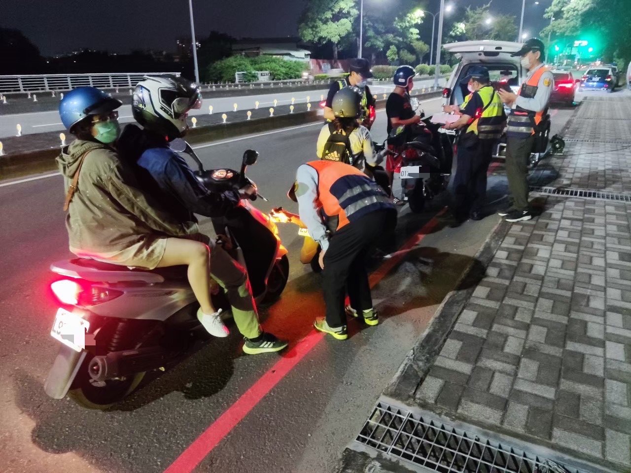 楠梓警打「噪」寧靜環境 解決噪音改裝車動起來
