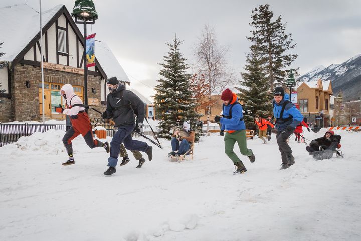 冬季的班夫大道上,有許多雪上活動親子遊的溫馨畫面。 圖:Banff & Lake Louise Tourism(Shannon Martin)/提供