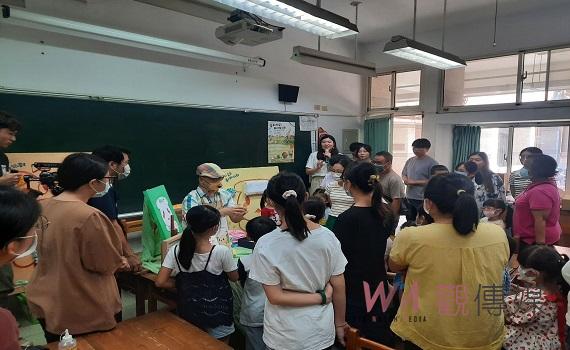 親子共創巨型夢幻毛巾畫作 雲林巾彩耕地藝術節展出