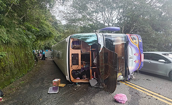 快訊 /往太平山途中遊覽車翻覆 已知一人無生命徵象