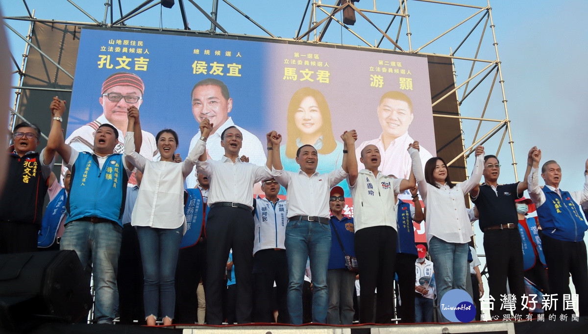 總統參選人侯友宜與南投三位立委參選人及朱主席許縣長等高呼凍蒜加油。（記者扶小萍攝）