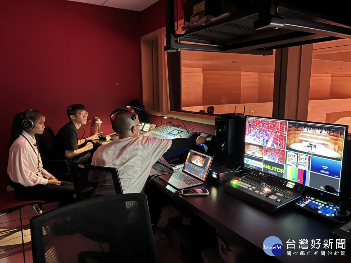 「表演場域學」實作課,學生觀摩中控室,學習燈光與音控執行操作。