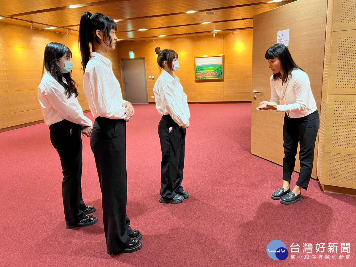 實習單位主管指導學生前台服務儀態,中原學生專注聆聽。