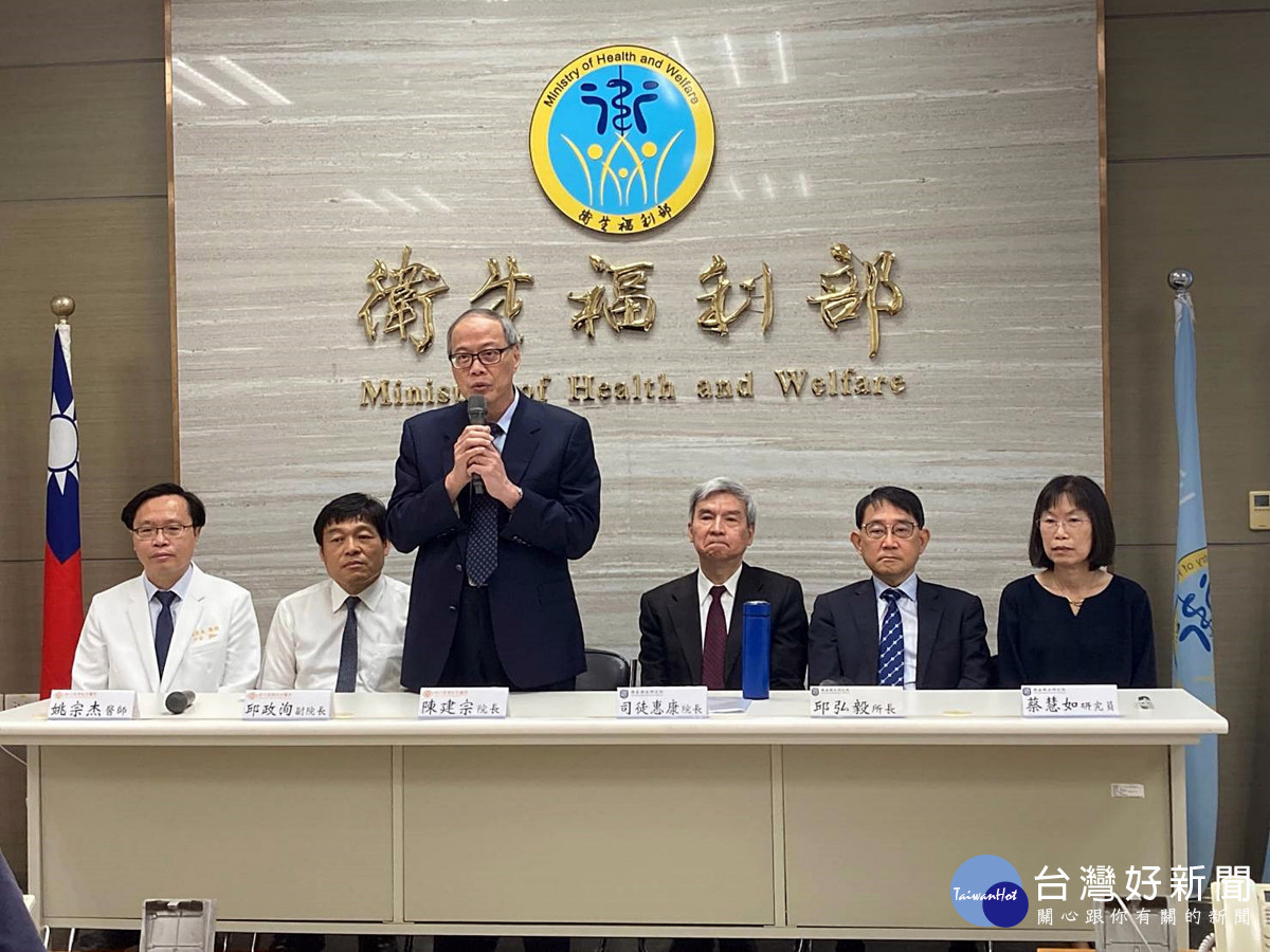 林口長庚醫院陳建宗院長致詞<br /><br /> (自左至右分別為林口長庚醫院兒童內科姚宗杰教授、林口長庚醫院邱政洵副院長、林口長庚醫院陳建宗院長、國家衛生研究院司徒惠康院長、國家衛生研究院群體健康科學研究所邱弘毅所長、國家衛生研究院群體健康科學研究所蔡慧如研究員)