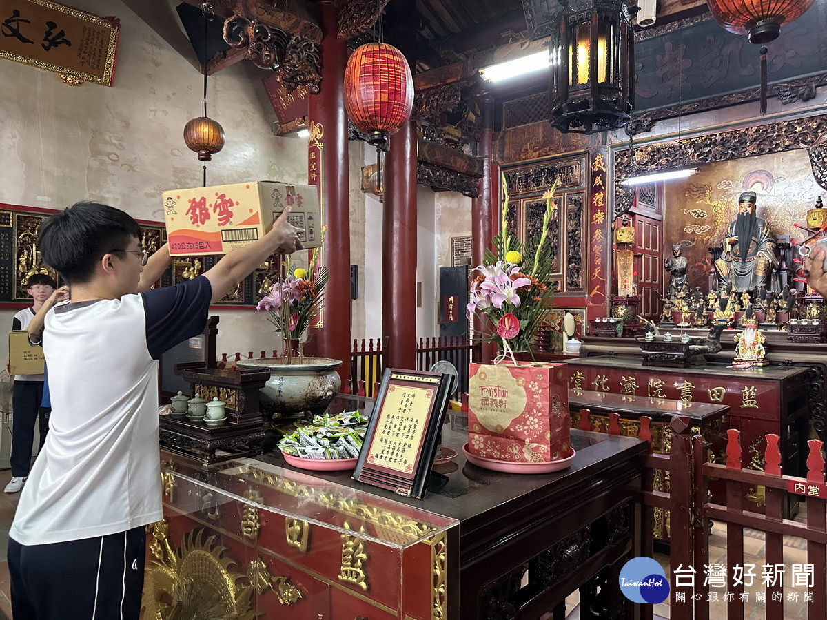 同學持文昌筆過香爐加持。(記者扶小萍攝)