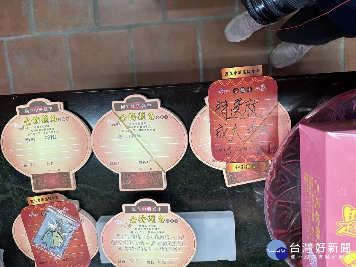 同學在心願卡上寫下想考上的學校名。(記者扶小萍攝)