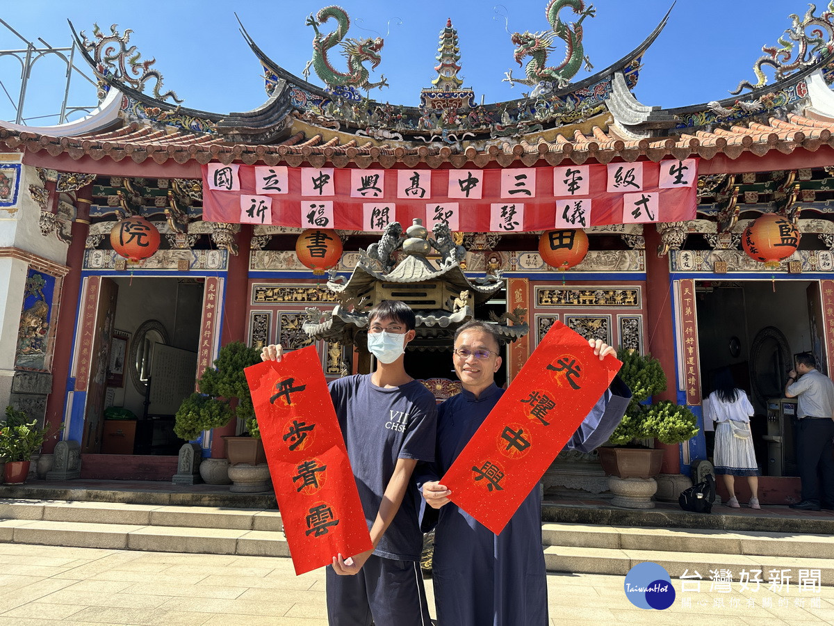陳校長祝福同學平步青雲光躍中興。(記者扶小萍攝)