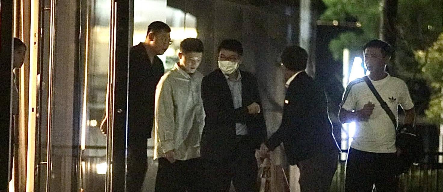徐巧芯爆料10月27日晚上梁文傑（中）進出「鍾先生會所」。翻攝徐巧芯臉書